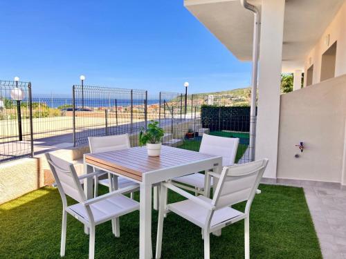 Appartamento con giardino, piscina e vista mare