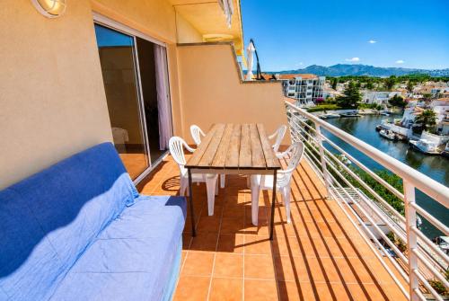 224-Apartamento con vistas a canal y piscina