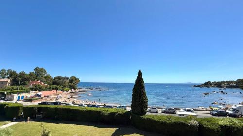 Studio avec une vue panoramique sur la mer, balcon, parking, accès privé à la plage