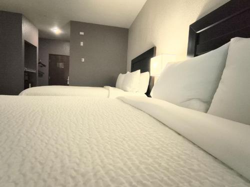 2 queen beds, 1 double bed