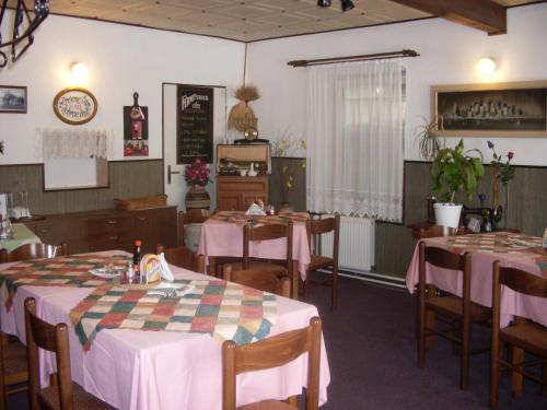 餐廳, U栗子酒店 (Pension U Kastanu) in 卡羅維瓦利郊區