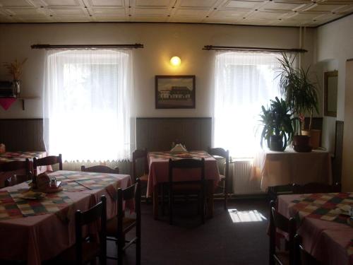 餐廳, U栗子酒店 (Pension U Kastanu) in 卡羅維瓦利郊區