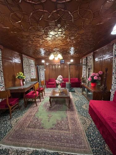 houseboat zogila