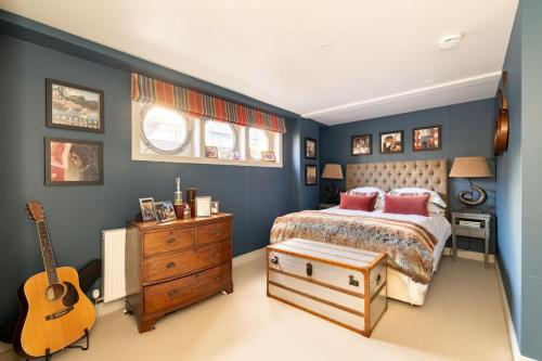 Thamesside Living 3 Bedroom Boathouse - image 11