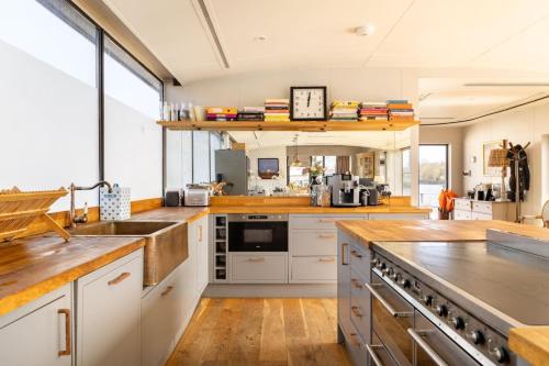 Thamesside Living 3 Bedroom Boathouse - image 5