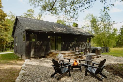 Stonebridge Hideaway - Enchanting 3 Bedroom Cabin in Kenoza Lake (NY)