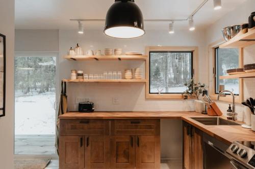 Stonebridge Hideaway - Enchanting 3 Bedroom Cabin in Kenoza Lake (NY)