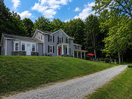 . Spacious Family Retreat w Pool Hot Tub Fire Pit