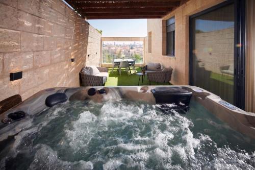 GABRIEL APARTMENTS - Jacuzzi & Panoramic JLM View Steps to Shaare Zedek Hospital – khách sạn tại Sườn Núi Phía Tây