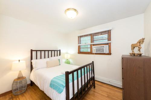 Adorable 3 Bedroom Beach House - Walking Distance - image 3
