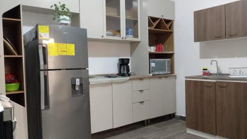 virtuve, Casa El Olimpo con AC 6 minutos del IRTRA in Retalhuleu