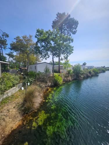 Au bord de l'eau "chez Michèle" -Camping Les Viviers-