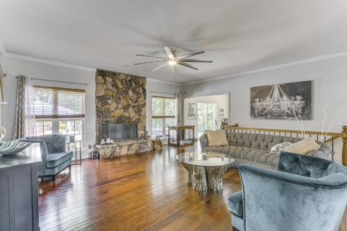 Gateway to St Louis: Group Getaway w/ Game Room in Florissant (MO)