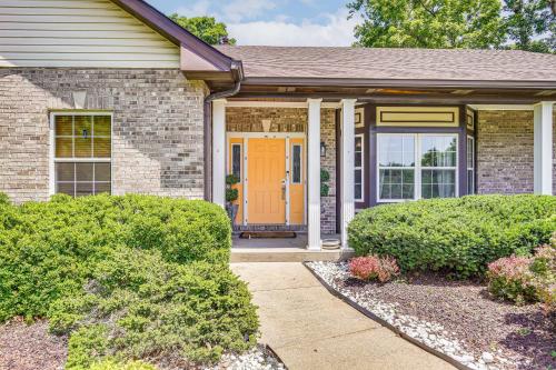 Gateway to St Louis: Group Getaway w/ Game Room in Florissant (MO)