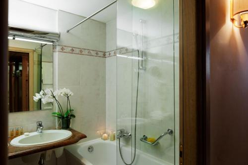 Hotel Simplon The 4-star Hotel Simplon offers comfort and convenience whether youre on business or holiday in Baveno. The property has everything you need for a comfortable stay. Service-minded staff will welcome 