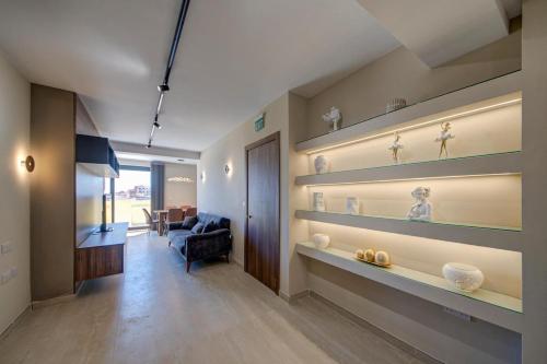 2BR APT 2 Ensuite Baths Sea Views 3 Min to Beach – khách sạn tại Khac