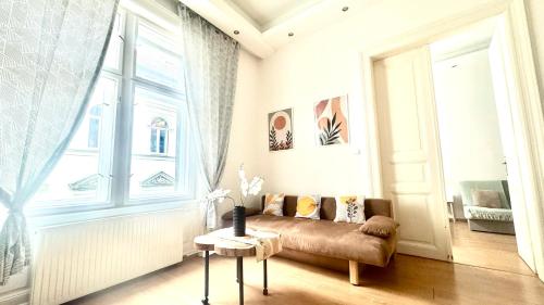UltraCentral Bohemian Rhapsody - 4room - Steps To Main Attractions - main image