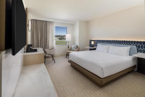 Hilton Orlando Room Type - King Room with Pool View - Mobility Access/Bathtub
