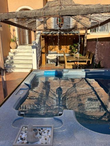 Bungalow en la Playa con Terraza Soleada, Jacuzzi, Solarium, Piscina comunitaria