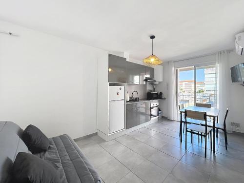 Air-conditioned apartment on the port side