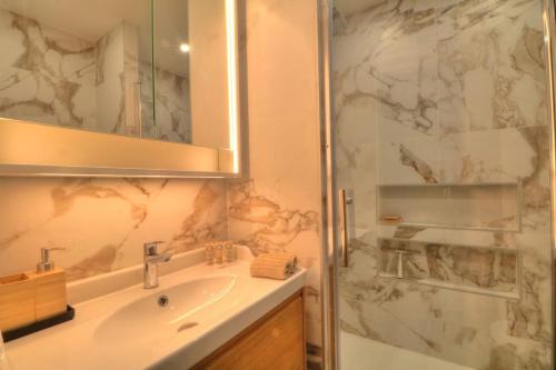 Bathroom, Villa contemporaine avec piscine privee in Laval