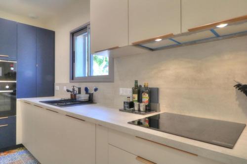 Villa contemporaine avec piscine privee in Laval