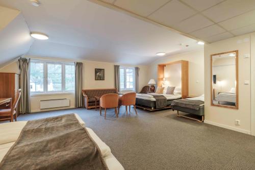 2 double beds, 1 twin bed