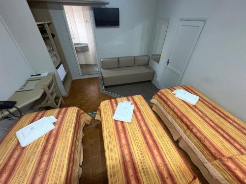 1 double bed, 1 twin bed