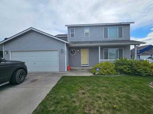 Spacious Family Home w Garage Gladys Retreat in Hermiston