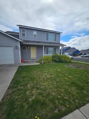 Spacious Family Home w Garage Gladys Retreat in Hermiston