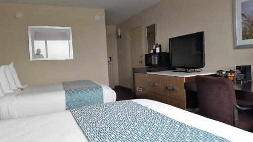 Wyndham Garden Kenosha - image 5