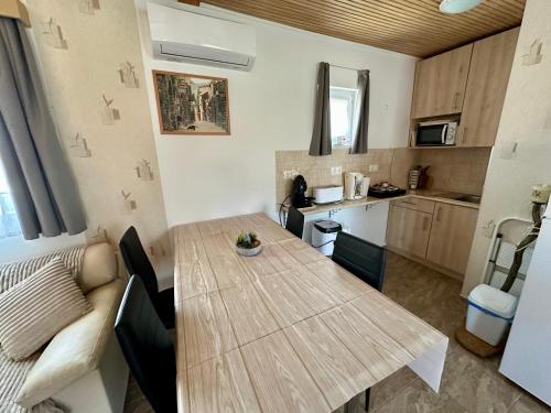 Iekārtas, Sára Apartman (Sara Apartman) in Buzsak