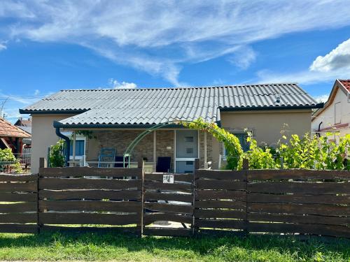 Viesnīcas āriene, Sára Apartman (Sara Apartman) in Buzsak