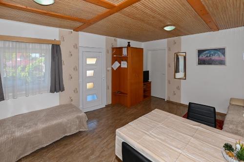 Ieeja, Sára Apartman (Sara Apartman) in Buzsak