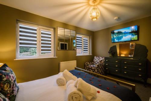 Rockside - Luxury 1 bedroom home with hot tub, central location, parking and pet friendly
