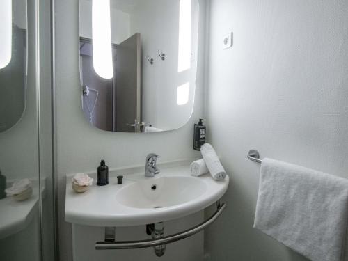 ibis Cannes Plage La Bocca Room Type - Standard Room with Two Single Beds