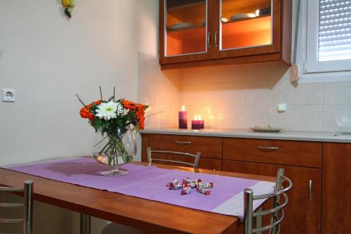 Konyha, Porto Limnia in Plaka