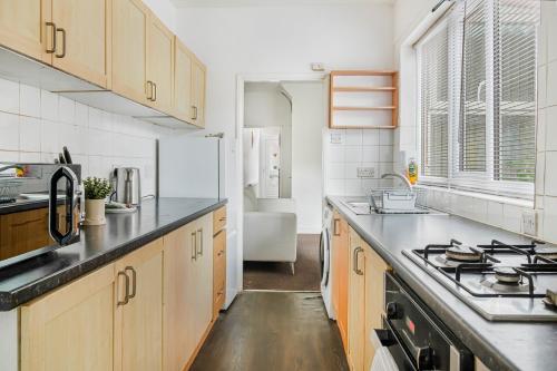 4BR House with free parking near City Centre - image 3