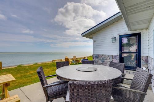 Waterfront Lake Huron Getaway w/ Private Beach in Grind Stone City (MI)