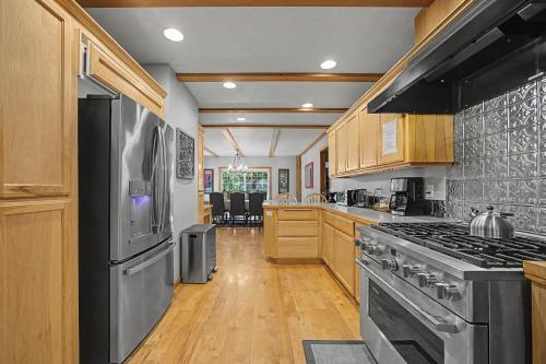 Lazy Bear Lodge · Spacious 6BR Lodge with Chef's Kitchen, Hot Tub, Golf Views and more in Mt Hood Village (OR)