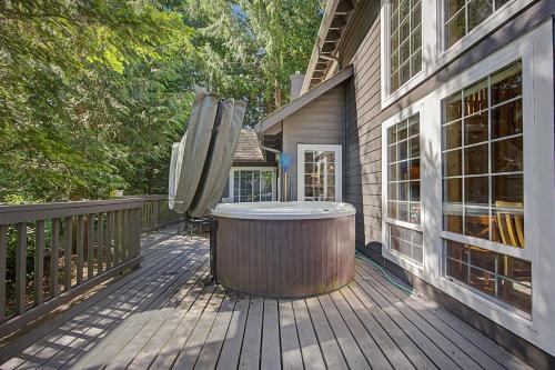 Lazy Bear Lodge · Spacious 6BR Lodge with Chef's Kitchen, Hot Tub, Golf Views and more in Mt Hood Village (OR)