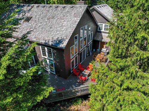 Lazy Bear Lodge · Spacious 6BR Lodge with Chef's Kitchen, Hot Tub, Golf Views and more in Mt Hood Village (OR)