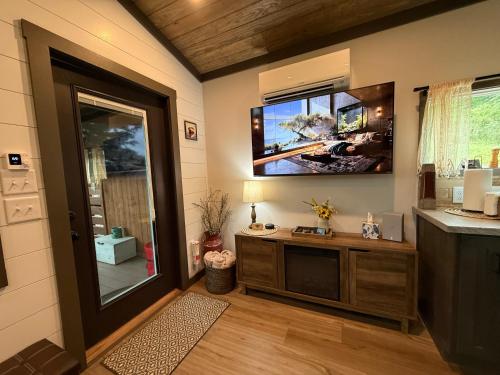 TJS Lake Getaway - image 4