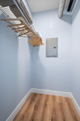 Beautiful Bright 2 bed - Near downtown Chicago - image 11