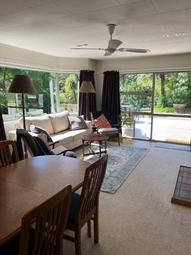 Secluded Bush Retreat in Hikuai