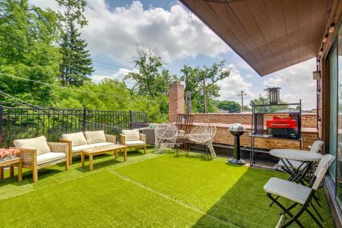 Walk to Stores & Parks! Stylish Chicago Apartment in Ashburn
