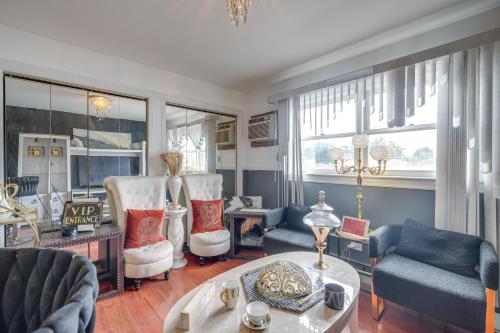 Walk to Stores & Parks! Stylish Chicago Apartment in Ashburn