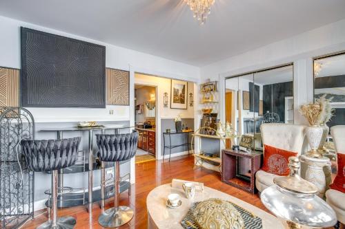 Walk to Stores & Parks! Stylish Chicago Apartment in Ashburn