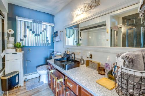 Walk to Stores & Parks! Stylish Chicago Apartment in Ashburn