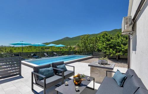 Swimming pool, Pet Friendly Home In Rascane in Rašćane